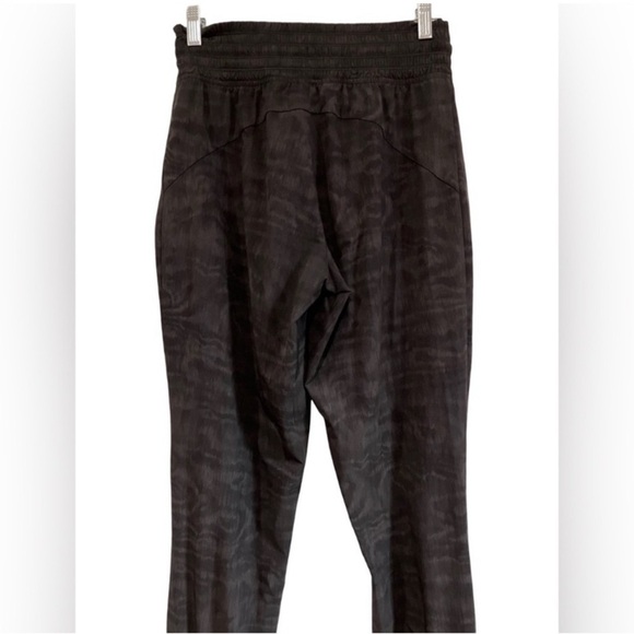 Athleta Camden Printed Athletic Jogger Pant in Black Moire - Picture 9 of 12